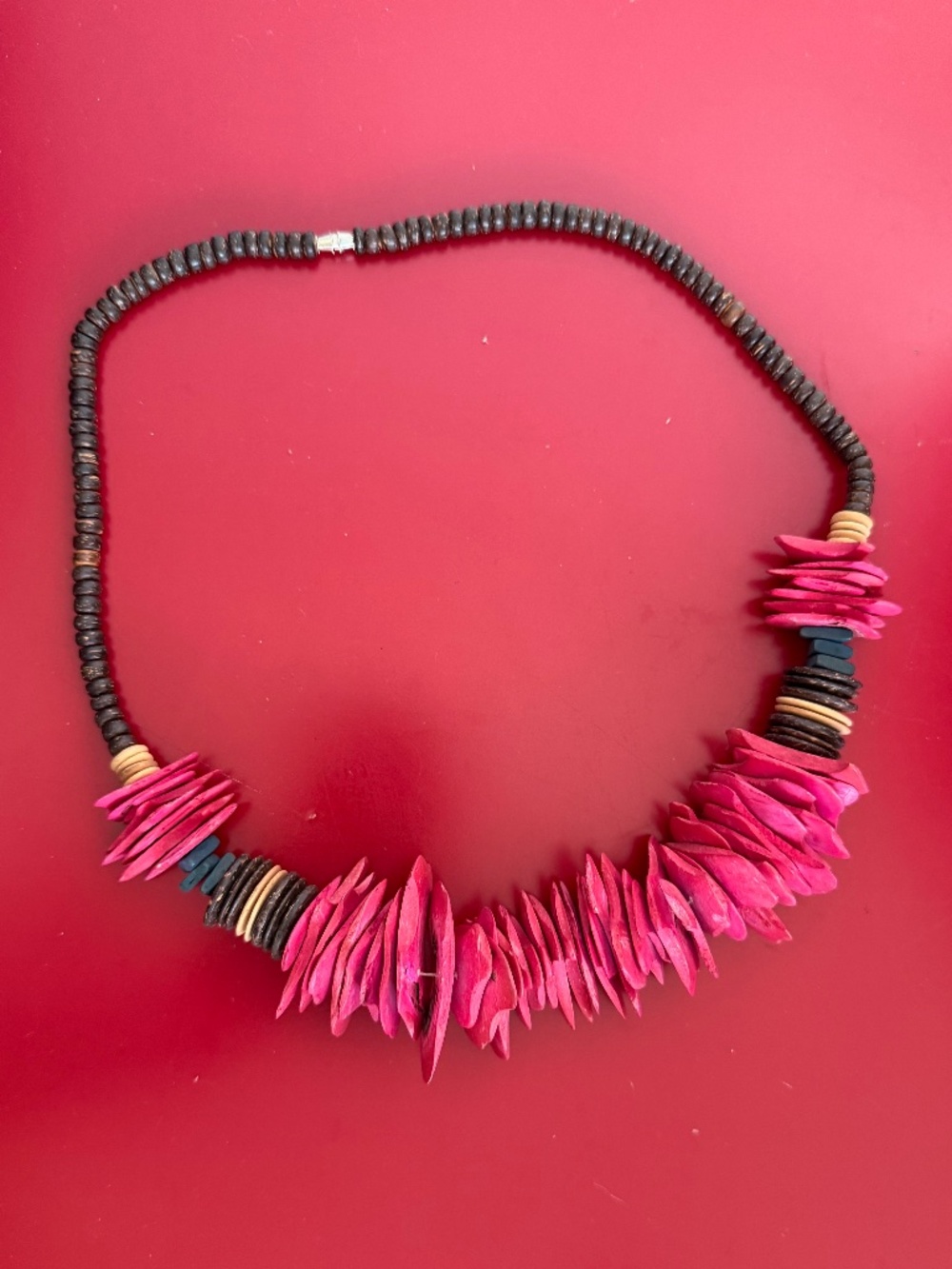 Vintage statement Necklace with irregular wooden shards in magenta & black EUC